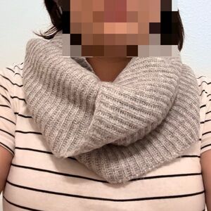 Elegant Gray Ribbed Knit Scarf